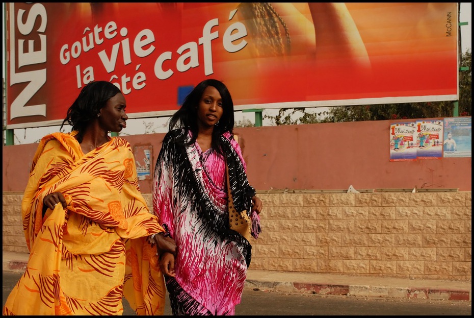  Kolory Senegalu Dakar Nikon D200 AF-S Zoom-Nikkor 18-70mm f/3.5-4.5G IF-ED Senegal 0 kobieta dziewczyna świątynia zabawa tradycja sari