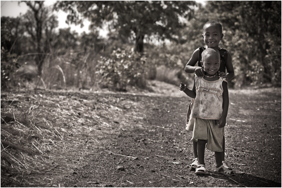  Dzieciaki Ludzie Nikon D200 AF-S Micro Nikkor 60mm f/2.8G Senegal 0 fotografia czarny Natura czarny i biały na stojąco drzewo fotografia monochromatyczna dziecko dziewczyna