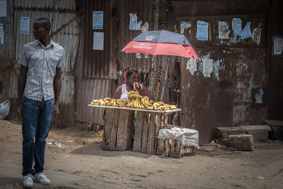  Sprzedaż bananów Ulice nikon d750 Nikon AF-S Nikkor 70-200mm f/2.8G Kenia 0 miejsce publiczne sprzedawca ulica Droga świątynia rynek stoisko Miasto
