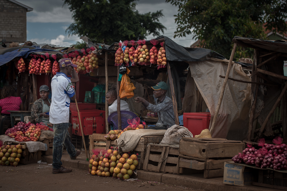  Sprzedaż pomidorów Ulice nikon d750 Nikon AF-S Nikkor 70-200mm f/2.8G Kenia 0 rynek miejsce publiczne sprzedawca stoisko bazar Miasto roślina ulica sprzedawanie