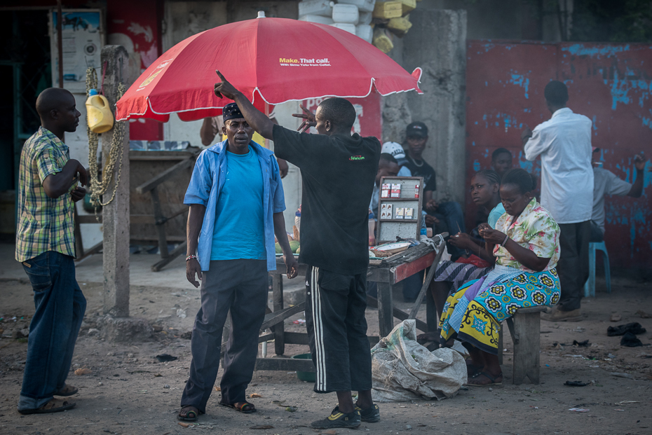  Ulice Mombasy nikon d750 Nikon AF-S Nikkor 70-200mm f/2.8G Kenia 0 miejsce publiczne ulica tłum Droga Miasto parasol rynek rekreacja sprzedawca