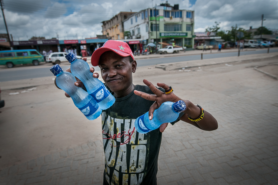  Sprzedawca wody Ulice Nikon D300 AF-S Nikkor 14-24mm f/2.8G Kenia 0 samochód pojazd Droga ulica woda Sprzęt ochrony osobistej zabawa rekreacja wyścigi podróżować