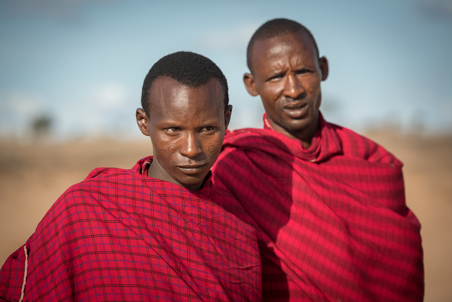  Maasai Men Masaje nikon d750 Nikon AF-S Nikkor 70-200mm f/2.8G Kenia 0 osoba człowiek mnich emeryt świątynia uśmiech tradycja zabawa starszy