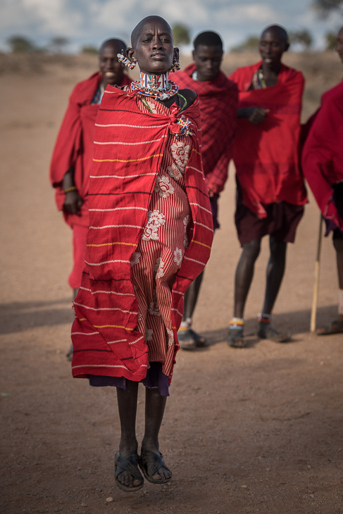  Masaje nikon d750 Nikon AF-S Nikkor 70-200mm f/2.8G Kenia 0 czerwony świątynia dziewczyna tradycja odzież wierzchnia zabawa człowiek rekreacja