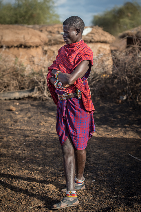  Masaj Masaje nikon d750 Nikon AF-S Nikkor 70-200mm f/2.8G Kenia 0 ludzie czerwony różowy dziecko plemię gleba dziewczyna na stojąco świątynia człowiek