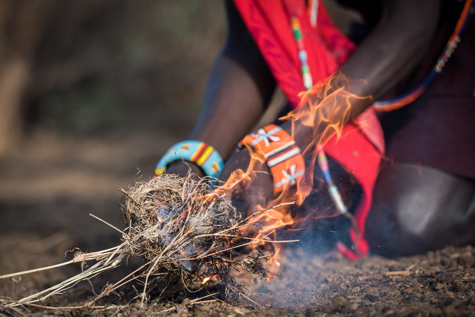  Rozpalanie ognia Masaje nikon d750 Nikon AF-S Nikkor 70-200mm f/2.8G Kenia 0 gleba przygoda zabawa rekreacja drzewo
