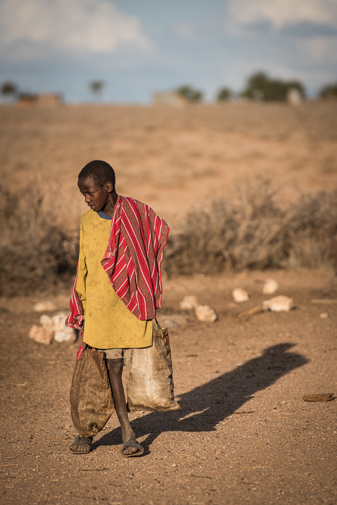  Chłopiec Masaje nikon d750 Nikon AF-S Nikkor 70-200mm f/2.8G Kenia 0 fotografia piasek dziewczyna ranek wakacje krajobraz człowiek gleba niebo światło słoneczne