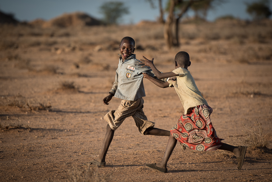  Dzieci Masaje nikon d750 Nikon AF-S Nikkor 70-200mm f/2.8G Kenia 0 ludzie piasek krajobraz sahara pustynia niebo wakacje gleba zabawa ecoregion