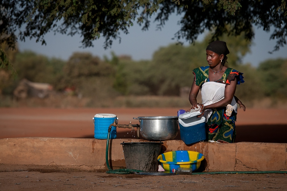  Kobieta zmywająca naczynia Mali Nikon D300 AF-S Nikkor 70-200mm f/2.8G Budapeszt Bamako 0 gleba drzewo roślina pojazd woda wakacje rekreacja zabawa podróżować piasek