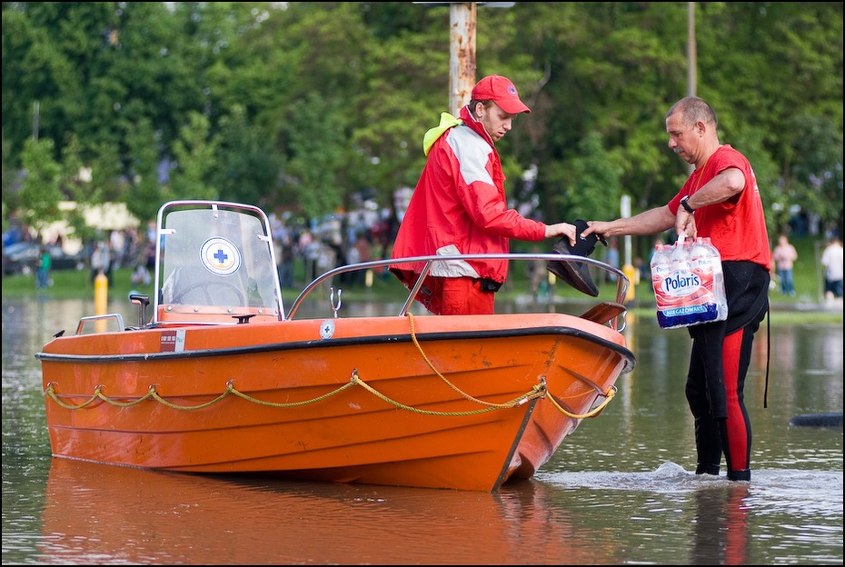  Pomoc dla powodzian Powódź 0 Wrocław Nikon D200 Zoom-Nikkor 80-200mm f/2.8D woda arteria wodna łódź transport wodny żeglarstwo pojazd wioślarstwo na wodzie łodzie i sprzęt żeglarski oraz zaopatrzenie jednostki pływające rekreacja