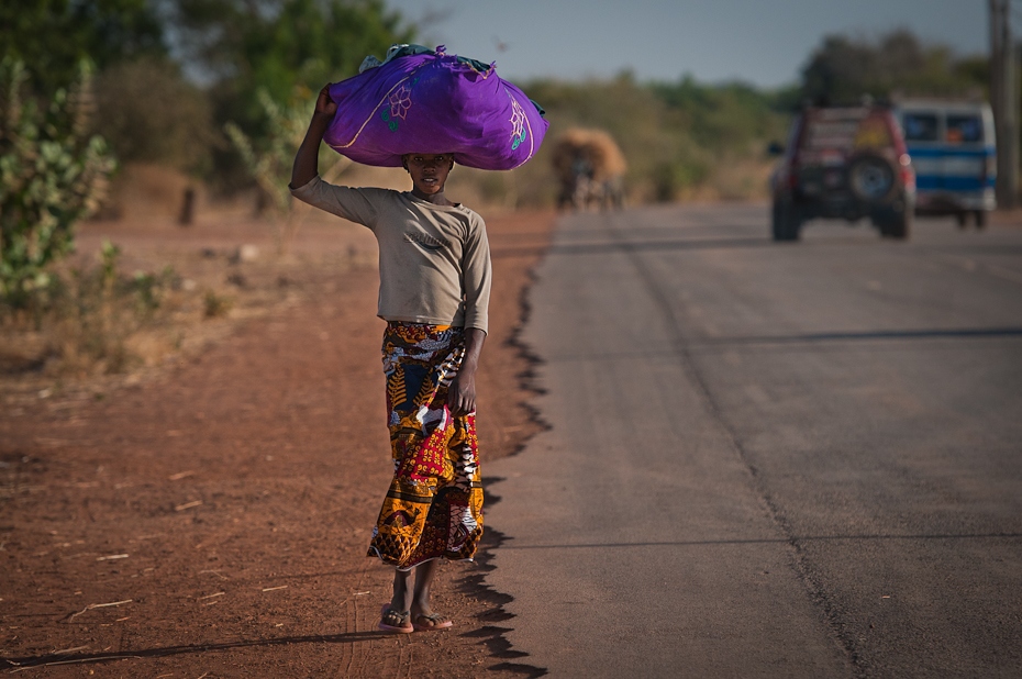  Dziewczynka tobołkiem Mali Nikon D300 AF-S Nikkor 70-200mm f/2.8G Budapeszt Bamako 0 żółty dziecko Droga pojazd ranek zabawa wakacje drzewo rekreacja dziewczyna