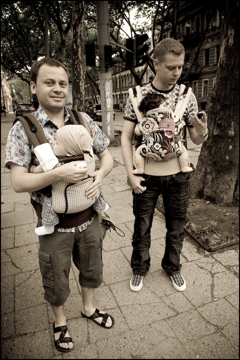  Młodzi ojcowie Ukraina, Odessa 0 Nikon D300 AF-S Zoom-Nikkor 17-55mm f/2.8G IF-ED ludzie fotografia wyraz twarzy osoba Grupa społeczna infrastruktura dziecko ludzkie zachowanie męski migawka