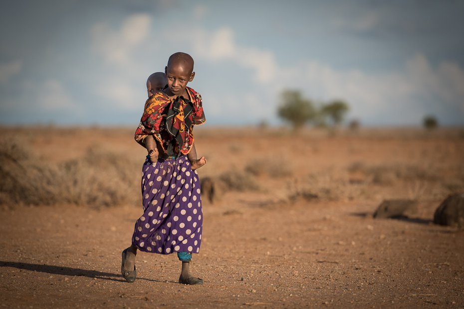  Masajskie dzieci Masaje nikon d750 Nikon AF-S Nikkor 70-200mm f/2.8G Kenia 0 piasek niebo dziewczyna wakacje ranek dziecko człowiek zabawa ecoregion krajobraz