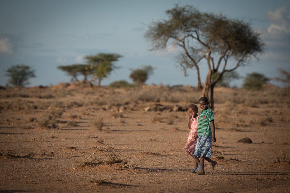  Masajskie dzieci Masaje nikon d750 Nikon AF-S Nikkor 70-200mm f/2.8G Kenia 0 niebo ekosystem pustynia piasek drzewo sawanna Chmura krajobraz wakacje