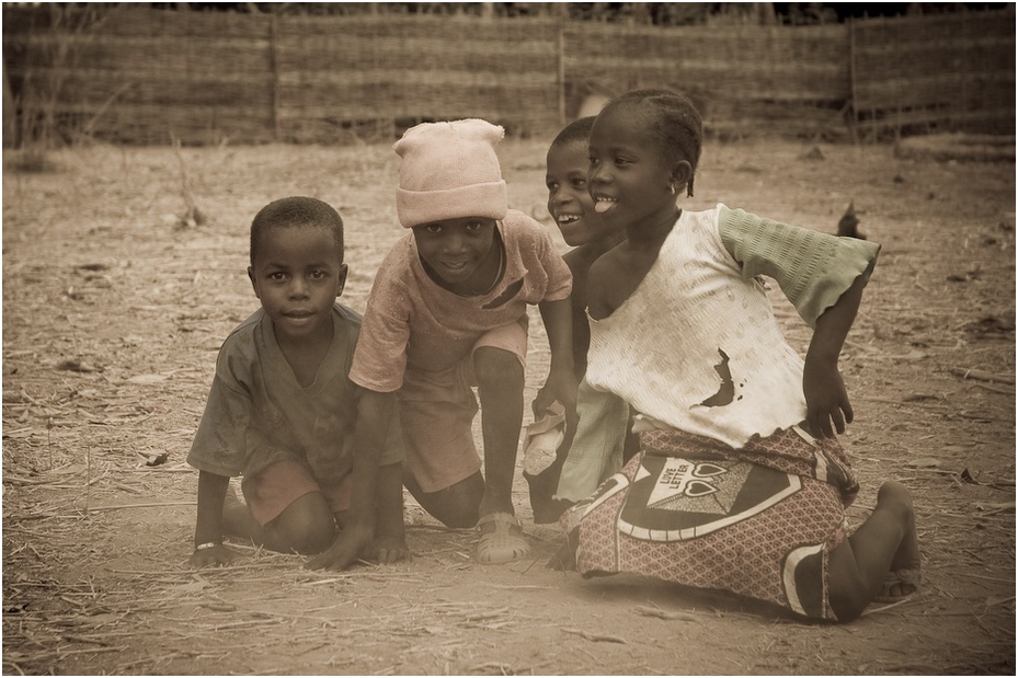  Zakurzeni Ludzie Nikon D70 AF-S Zoom-Nikkor 18-70mm f/3.5-4.5G IF-ED Senegal 0 ludzie fotografia osoba dziecko ludzkie zachowanie posiedzenie męski chłopak piasek człowiek