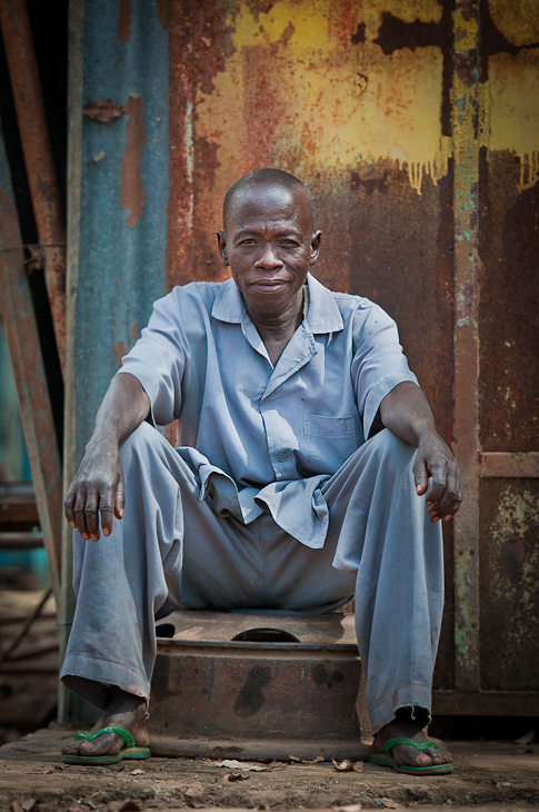  Mechanik Niokolo-Koba Senegal Nikon D300 AF-S Nikkor 70-200mm f/2.8G Budapeszt Bamako 0 niebieski fotografia człowiek posiedzenie osoba męski emeryt świątynia na stojąco