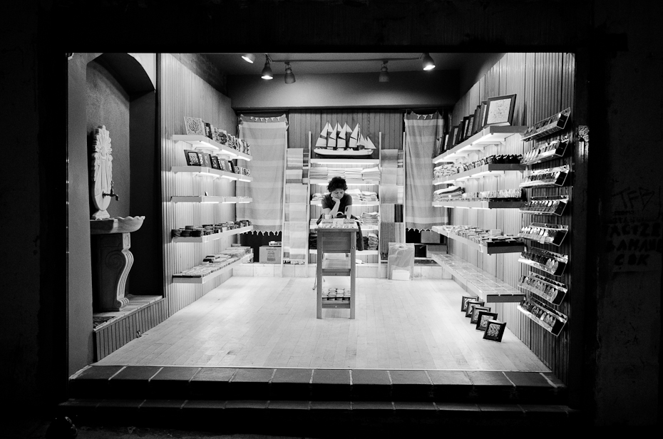  Mydlarnia Small Business Nikon D7000 AF-S Zoom-Nikkor 17-55mm f/2.8G IF-ED Stambuł 0 czarny czarny i biały fotografia monochromatyczna fotografia migawka monochromia okno wyświetlania okno ulica ciemność