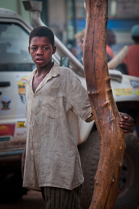  Chłopiec Diemy Mali Nikon D300 AF-S Nikkor 70-200mm f/2.8G Budapeszt Bamako 0 człowiek świątynia samochód pojazd