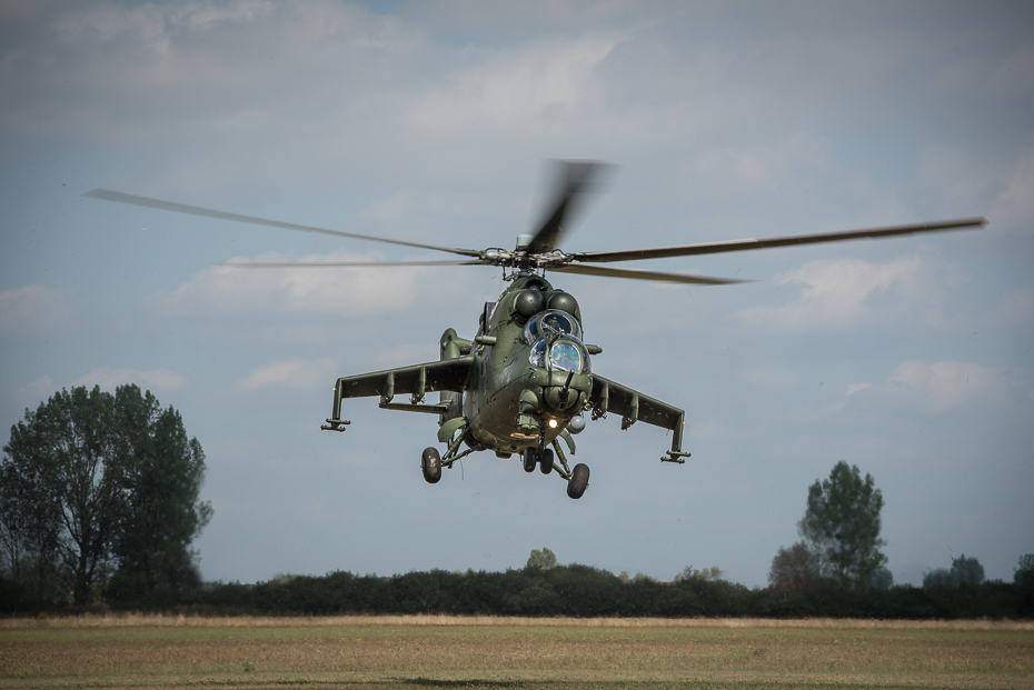  Lądowanie Mi-24 Sport nikon d750 Nikon AF-S Nikkor 70-200mm f/2.8G śmigłowiec wiropłat wirnik śmigłowca samolot siły Powietrzne mil mi 24 atmosfera ziemi lotnictwo wojskowy helikopter pojazd