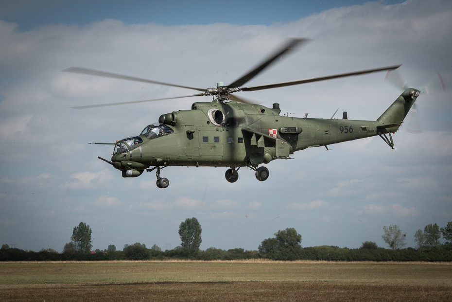  Lądowanie Mi-24 Sport nikon d750 Nikon AF-S Nikkor 70-200mm f/2.8G śmigłowiec samolot wirnik śmigłowca wiropłat siły Powietrzne mil mi 24 inżynieria lotnicza pojazd wojskowy helikopter lotnictwo