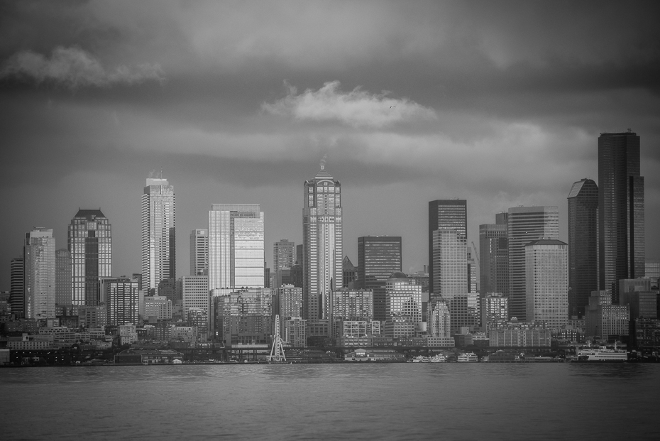  Seattle 0 nikon d750 Nikon AF-S Nikkor 70-200mm f/2.8G cityscape sylwetka na tle nieba drapacz chmur obszar Metropolitalny Miasto metropolia obszar miejski niebo czarny i biały punkt orientacyjny
