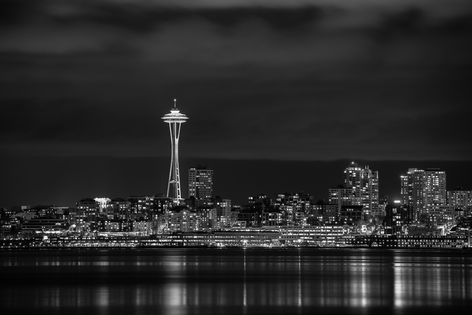  Space Needle 0 Seattle nikon d750 Nikon AF-S Nikkor 70-200mm f/2.8G cityscape sylwetka na tle nieba odbicie czarny i biały punkt orientacyjny noc Miasto metropolia fotografia monochromatyczna niebo