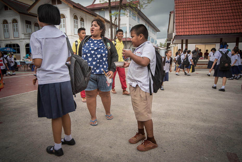 szkole Edukacja nikon d750 Sigma 15-30mm f/3.5-4.5 Aspherical Tajlandia 0 odzież infrastruktura miejsce publiczne dziecko migawka młodość dziewczyna ulica tłum instytucja