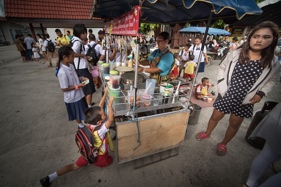  szkole Edukacja nikon d750 Sigma 15-30mm f/3.5-4.5 Aspherical Tajlandia 0 ulica tłum świątynia sprzedawca rynek rekreacja pojazd stoisko
