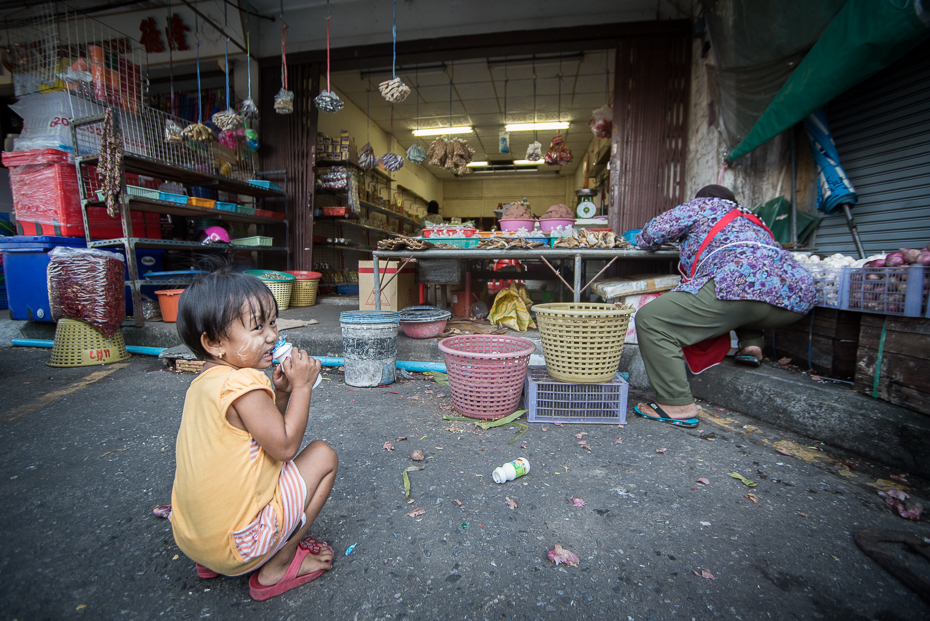  Przed sklepem Small business Sigma 15-30mm f/3.5-4.5 Aspherical Tajlandia 0 miejsce publiczne rynek ulica dziecko rekreacja zabawa