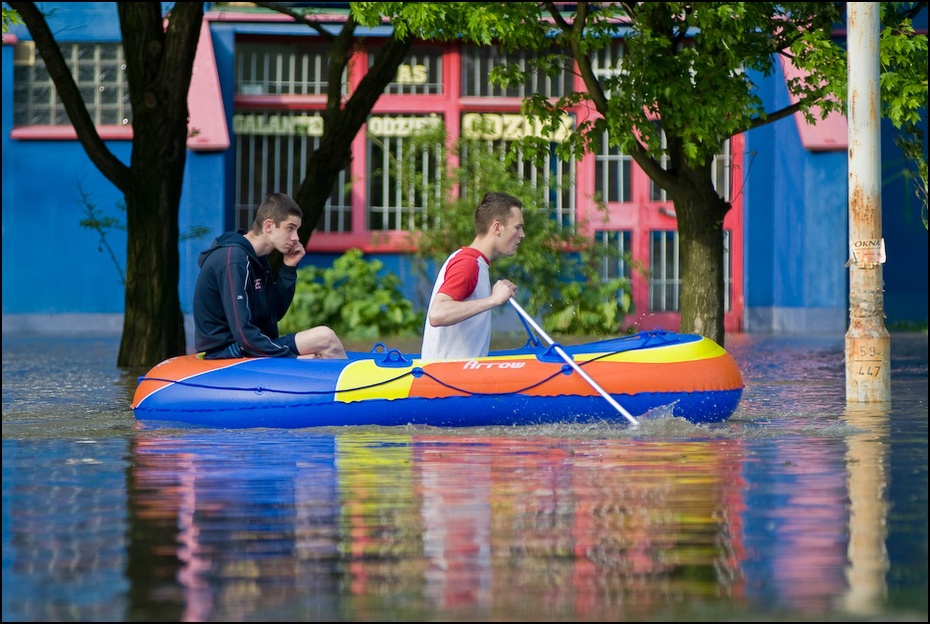  Samopomoc sąsiedzka Powódź 0 Wrocław Nikon D200 Zoom-Nikkor 80-200mm f/2.8D arteria wodna woda wolny czas transport wodny zabawa łódź wakacje rekreacja wioślarstwo na wodzie żeglarstwo