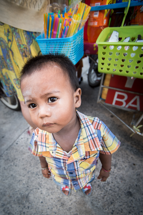  Zaciekawiony Pocztówka nikon d750 Sigma 15-30mm f/3.5-4.5 Aspherical Tajlandia 0 dziecko skóra osoba żółty chłopak Brzdąc Dziecko oko grać zabawa