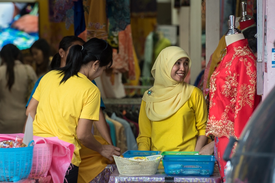  Sklep ciuchami Small business nikon d750 Nikon AF-S Nikkor 70-200mm f/2.8G Tajlandia 0 żółty miejsce publiczne bazar rynek sprzedawca świątynia dziewczyna sklepikarz sprzedawanie