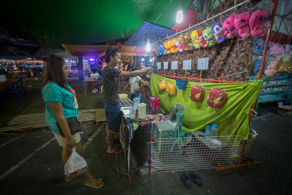  Strzelnica Small business nikon d750 Sigma 15-30mm f/3.5-4.5 Aspherical Tajlandia 0 miejsce publiczne noc rynek zabawa targi festiwal sprzedawca rekreacja wolny czas Miasto