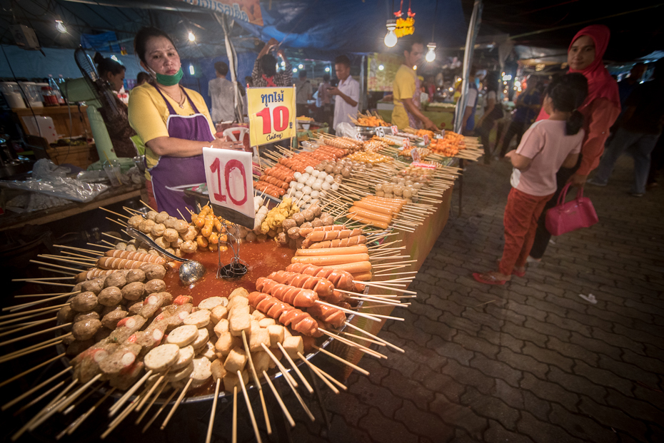  Szaszłyki Small business nikon d750 Sigma 15-30mm f/3.5-4.5 Aspherical Tajlandia 0 uliczne jedzenie jedzenie pieczenie na rożnie kuchnia jako sposób gotowania sprzedawca mięso rynek grillowane jedzenie grill