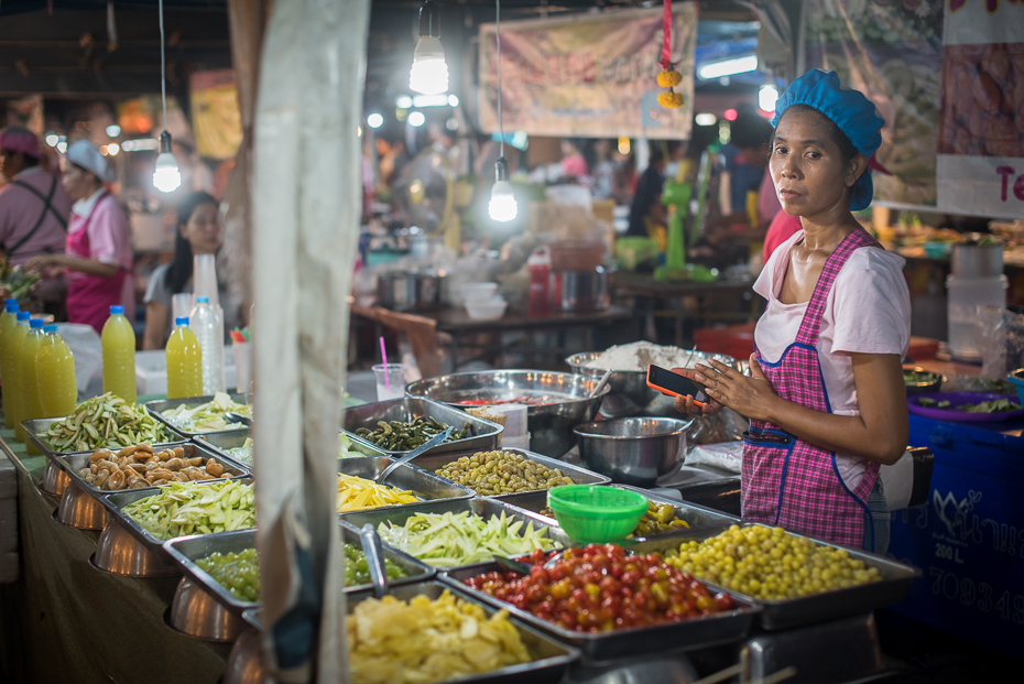  Fast food Small business nikon d750 Nikon AF-S Nikkor 50mm f/1.4G Tajlandia 0 rynek sprzedawca jedzenie miejsce publiczne bazar uliczne jedzenie produkować stoisko Miasto