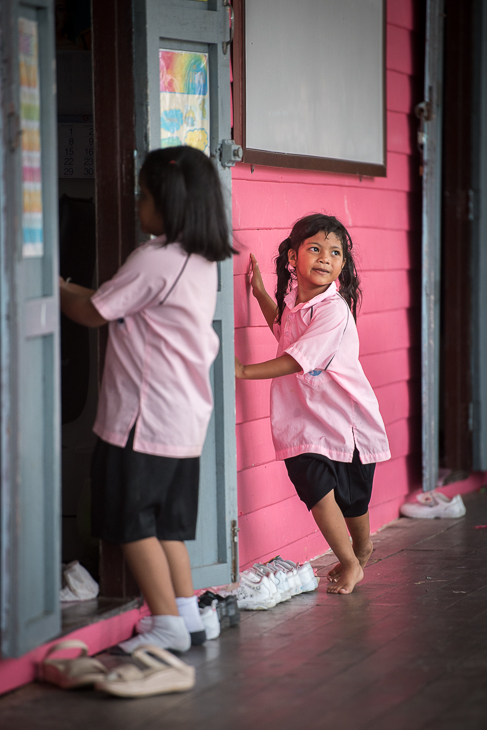  Szkoła wyspie Edukacja nikon d750 Nikon AF-S Nikkor 70-200mm f/2.8G Tajlandia 0 różowy dzień dziewczyna dziecko pokój ramię migawka zabawa na stojąco noga