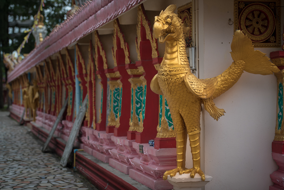  Świątynia Thalang Sacrum nikon d750 Nikon AF-S Nikkor 70-200mm f/2.8G Tajlandia 0 świątynia rzeźba statua atrakcja turystyczna miejsce kultu wat budynek
