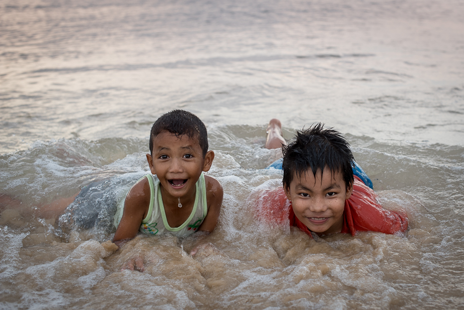  Dzieci Pocztówka nikon d750 Nikon AF-S Nikkor 50mm f/1.4G Tajlandia 0 woda morze zbiornik wodny plaża wakacje fala zabawa piasek wolny czas dziecko