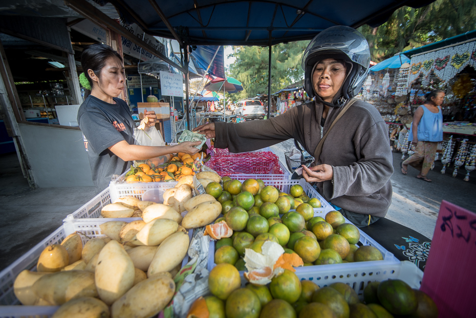  Owoce kołach Small business nikon d750 Sigma 15-30mm f/3.5-4.5 Aspherical Tajlandia 0 produkować rynek jedzenie lokalne jedzenie sprzedawca naturalna żywność owoc miejsce publiczne warzywniak