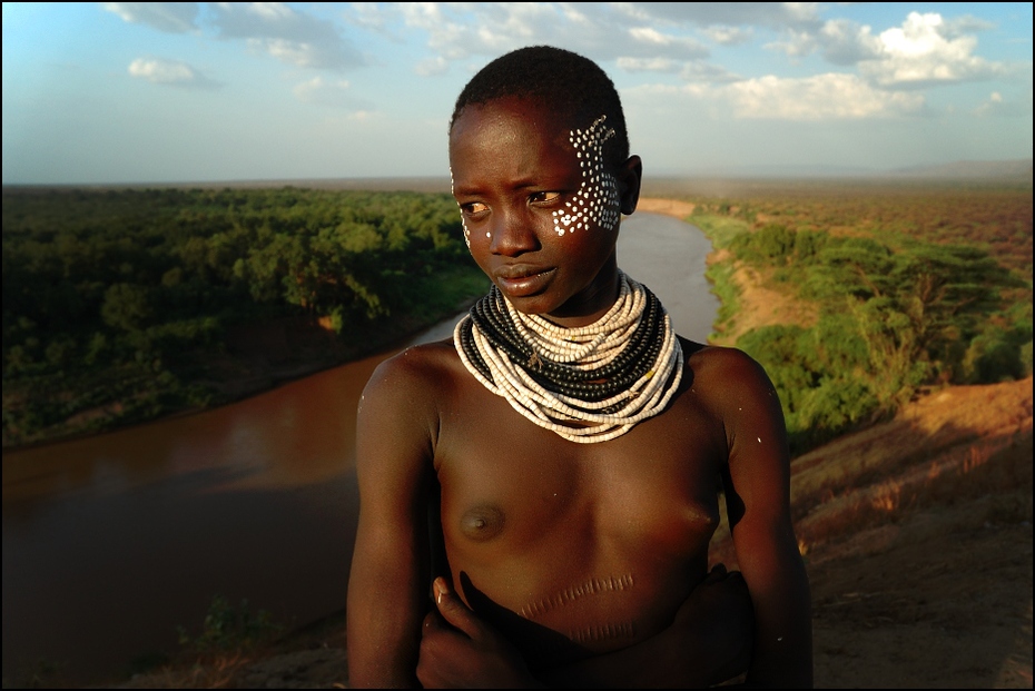  Karo Ludzie Nikon D70 AF-S Zoom-Nikkor 18-70mm f/3.5-4.5G IF-ED Etiopia 0 ludzie plemię niebo świątynia dziewczyna