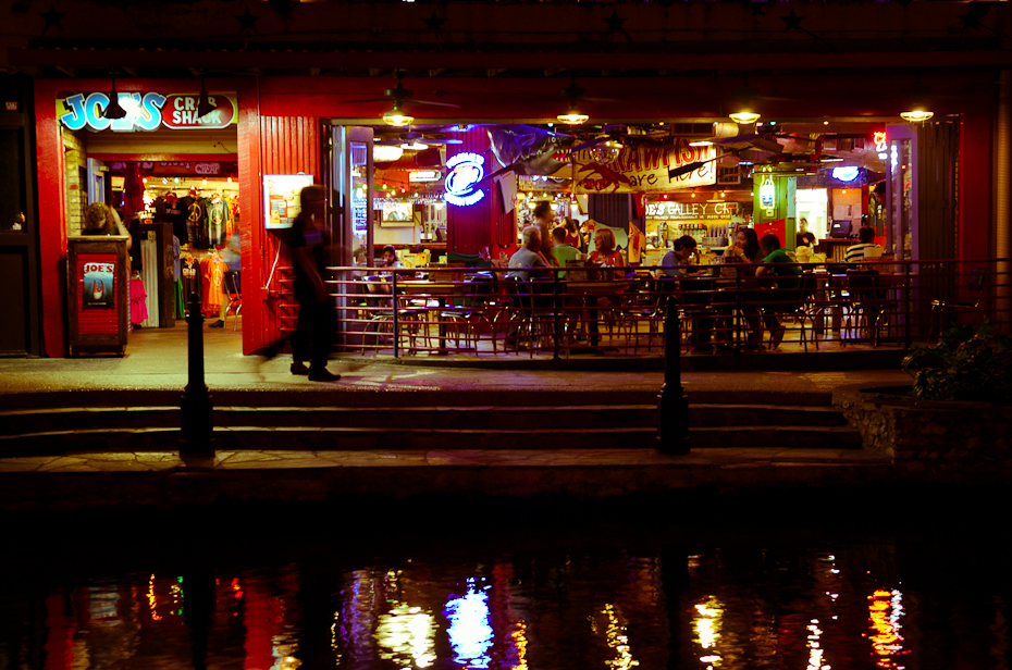  San Antonio Riverwalk Polyesternight Nikon D7000 AF-S Zoom-Nikkor 17-55mm f/2.8G IF-ED Texas 0 noc lekki oświetlenie bar odbicie Miasto wieczór ciemność restauracja