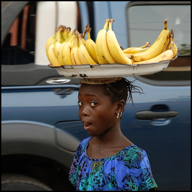  Ulice Dakaru Dakar Nikon D200 AF-S Zoom-Nikkor 18-70mm f/3.5-4.5G IF-ED Senegal 0 żółty modne dodatki nakrycie głowy rodzina bananów banan pojazd dziewczyna zabawa