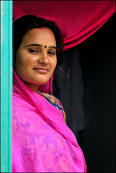  Kobieta Portret Nikon D300 Zoom-Nikkor 80-200mm f/2.8D Indie 0 różowy kobieta piękno dama dziewczyna uśmiech magenta oko czarne włosy sari