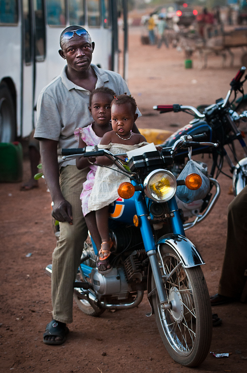  Ojciec córkami Mali Nikon D300 AF-S Nikkor 70-200mm f/2.8G Budapeszt Bamako 0 pojazd lądowy motocykl pojazd samochód dziecko ulica pojazd silnikowy nakrycie głowy dziewczyna motocykli