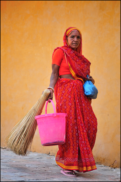  Kobieta Portret Nikon D300 Zoom-Nikkor 80-200mm f/2.8D Indie 0 na stojąco tradycja sari włókienniczy dziewczyna kostium magenta