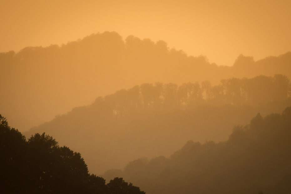  Bieszczady Biesczaty Nikon D7200 NIKKOR 200-500mm f/5.6E AF-S niebo ranek świt atmosfera wschód słońca zamglenie atmosfera ziemi poświata światło słoneczne stacja na wzgorzu