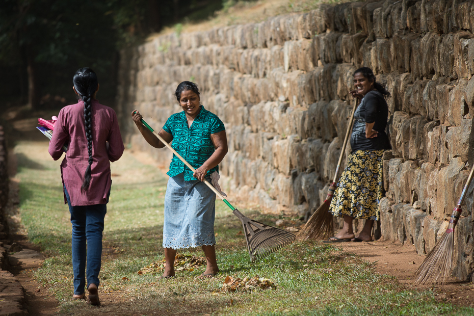  Sprzątanie Street Nikon D7200 AF-S Nikkor 70-200mm f/2.8G Sri Lanka 0 ludzie drzewo roślina obszar wiejski trawa świątynia dziewczyna rekreacja wioska zabawa