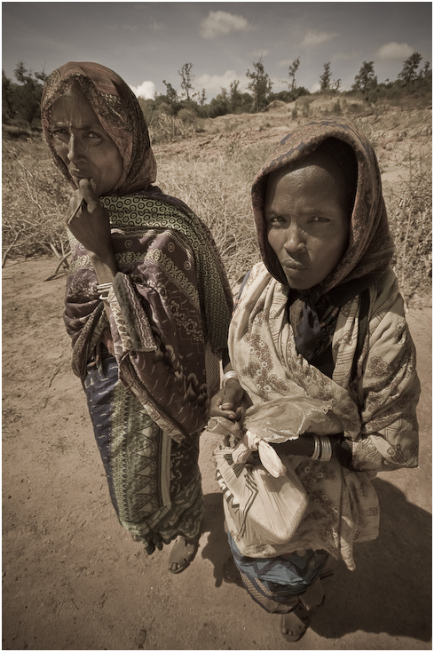  Kobiety Ludzie Nikon D300 Sigma 10-20mm f/4-5.6 HSM Etiopia 0 ludzie fotografia ludzkie zachowanie dziewczyna człowiek gleba drzewo dziecko piasek zbiory fotografii