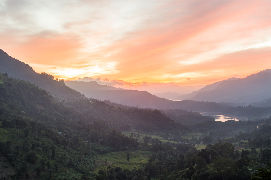  Zachód słońca górach Krajobraz Nikon D7200 AF-S Zoom-Nikkor 17-55mm f/2.8G IF-ED Sri Lanka 0 niebo świt średniogórze górzyste formy terenu pasmo górskie ranek poświata atmosfera Chmura wschód słońca