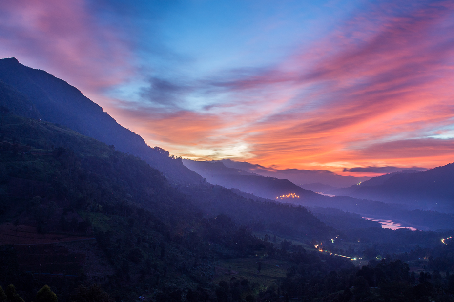  Zachód słońca górach Krajobraz Nikon D7200 AF-S Zoom-Nikkor 17-55mm f/2.8G IF-ED Sri Lanka 0 niebo poświata świt Chmura pasmo górskie atmosfera czerwone niebo rano wschód słońca ranek Góra